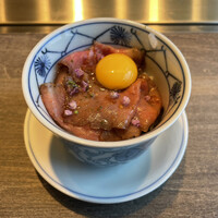 USHIGORO S. SHINJUKU - ザブトンのローストビーフ丼