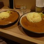 サトナカ - スパイシー並（左）大盛り（右）