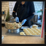 東京餃子軒 - 餃子は店内で手巻き