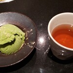 焼肉ステーキ あつし - (17)デザート(抹茶アイス)とほうじ茶