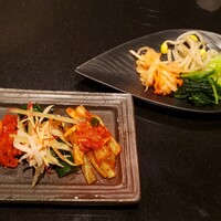 焼肉ステーキ あつし - (2)「自家製キムチ盛り合わせ」と「自家製ナムル盛り合わせ」