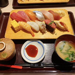 寿司 魚がし日本一 - 茶碗蒸しとお味噌汁が付いてきます♪