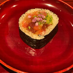 銀座 しのはら - 赤身、中とろ、胡瓜、紫蘇の花　鮪の太巻き