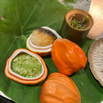 銀座 しのはら - 酒盗焼きにした車海老、ずんだの餡　煮鮑　万願寺とうがらし、雑魚