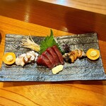 小魚料理 とみ助 - お造りは蛸、鰹、栄螺の三種盛りでした(o^^o)