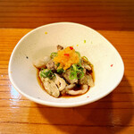 小魚料理 とみ助 - お通しは各種小魚の魚卵と皮の和え物でした。新鮮さがちゃんと伝わってきます(o^^o)