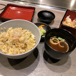 八重洲 steak & seafood 鉄板焼き 一心 - ガーリックチャーハンも生姜、玉子、シラスでさっぱり美味い