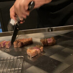 八重洲 steak & seafood 鉄板焼き 一心 - 休ませつつの丁度良い火入れ