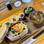 Hakata Bozu - 曲げわっぱ弁当箱 海鮮ちらし寿司  選べる小鉢、サラダ、漬物、豚汁付き