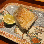 日本料理と日本酒 惠史 - 炭火でじっくり鱗がパリパリ、香ばしい！一番好きかも！