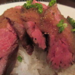 ジュイップ - 絶妙な焼き加減の赤身肉に玉ねぎソースがぴったり