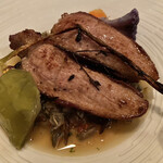 ラ・ブランシュ - シストロン産仔羊のロースト、ワイルドライス、トマト、インゲン豆を煮込んだソース。
      カブのロースト、トロナス。