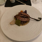 ラ・ブランシュ - ❽シストロン産仔羊のロースト、ワイルドライス、トマト、インゲン豆を煮込んだソース。
      カブのロースト、トロナス。