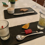 ラ・ブランシュ - ❶豚肉のリエット
      
      ❷アミューズ
      玉ねぎのシャーベット
      ベニクルリ、オレンジ
      リンゴ、キューリ、ハーブのジュレ
      