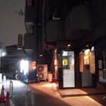 麺や而今 - 静かな住宅街の一角・・・マンションの1階です。