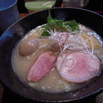 麺や而今 - 塩白鶏湯そば・煮玉子オプション・・なかなかの濃厚タイプ