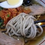 尚屋 - 麺のアップ