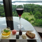 志摩観光ホテル　ベイスイート - 5階：ゲストラウンジ：スパークリングワイン、お菓子