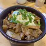 麺道楽 神楽や - 特マカナイ丼。これで550円は、、、あと50円で東京港区のラーメン二郎本店で二郎を食べれる。。。