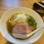 麺道楽 神楽や - 券売機左上の法則による左上のパイタンにタマネギマシ。麺の粉の香りが少し気になる