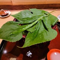 青蓮院門跡前 月おか - 八寸には、昔は七夕の願い事を書いた梶の葉と笹の葉を被せて、一献