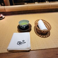 青蓮院門跡前 月おか - 畳敷きのカウンター、灯り