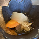 Kitsuchin Eiraku - 突き出しの冷製の煮物
                      ちょっと塩味が強いけどイイお出汁で
                      ひんやり美味しいです