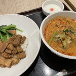 謝朋殿 - ランチC（麺・飯）セット
この週は ルーロー飯ハーフ 辣子坦々麺ハーフ 杏仁豆腐