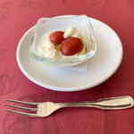 リストランテ アクアパッツァ - 食前の一口（岡山県　吉田牧場のモッサレラチーズとチェリートマトのカプレーゼ）