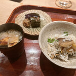 愚直に - 茸ご飯、お吸い物、漬け物