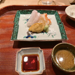 愚直に - お刺身:大分のクエ・伊勢エビ、北海道のキタムラサキウニ(手前右が伊勢エビのおみそを使ったミソ醤油)