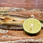 たでの葉 - 岐阜県高原川 天然鮎の一夜干し
      少し小ぶりの鮎を開きにして一夜干しにし、炭火で炙りにした様な仕立てです。
      頭からガブリ♪
      丸のままの塩焼きとはまた違った美味しさです♪