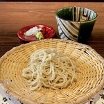 たでの葉 - 手打ち〆のお蕎麦
      鮎の炊き込みご飯からの手打ち蕎麦、もうお腹が弾けますって！
      鹿児島産の蕎麦粉を使った蕎麦は、香りはそこそこですが喉越しがとても良いです♪
      蕎麦つゆの加減も良く、美味しく締まりました♪