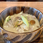 たでの葉 - 猪鍋
      なんて具沢山！
      なめこなど木の子達にごぼうや大根、葱にたっぷりの猪肉。
      少し滑りがあるのは、春に採った蕨を入れているからなのですね、少しトロッとした味噌仕立てが凄く旨味がたっぷりで美味しいです♪