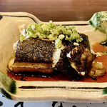 たでの葉 - 浜松の鰻 炭火焼き
      ぶつ切りにした鰻、遠赤外線により中までふっくらした焼き上がり。
      タレの味付けが濃く味わいしっかりとした加減が炭火焼きの鰻に抜群に合います！
      木の芽の風味良く美味しくいただきました♪