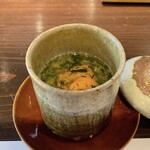 たでの葉 - 長崎県産 スッポンの茶碗蒸し
      スッポンのお出汁の茶碗蒸しに青海苔の餡をかけ、馬糞ウニをのせています。
      スッポンから旨味が出て良い味わいです♪