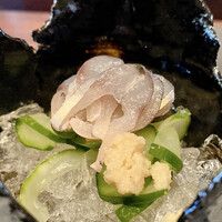 たでの葉 - 岐阜県高原川 天然鮎の背ごし
                      皮や骨ごと輪切りにした鮎のお刺身、鮎の香り味わいが良く感じられます。
                      添えている胡瓜の塩揉みが鮎の香りを際立て鮎にぴったり、生姜とお醤油で美味しくいただきました。