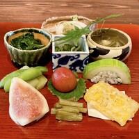 たでの葉 - 八寸
                    長芋素麺
                    モロヘイヤお浸し
                    万願寺唐辛子ジャコ煎り
                    じゅんさい酢の物
                    枝豆山椒漬け
                    芋茎のお浸し
                    無花果に白酢
                    ミニトマト甘酢漬け
                    きゃらぶき
                    玉蜀黍の天ぷら
                    白瓜の小袖寿司
                    ズッキーニ揚げ浸し