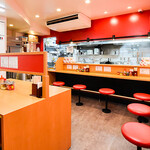 幸ちゃんラーメン - 内観写真:内観引きの写真