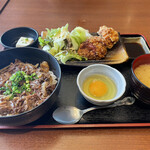 h Niku Kei Izakaya Niku Juu Hachi Banya - 本日の日替り定食（牛すじ丼と牛タンメンチ、鶏唐） 900円