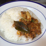 カリーライス専門店エチオピア - ご飯にかける、シナモンリーフが目立つ