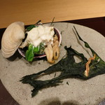 神保町 傳 - 浜に打ち上げられた大浅利　湯葉のソース　海苔と菜の花