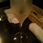 ワインカフェ　大森 - まずはスパークリングから、おしぼりがでます、はしがあります