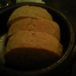 ワインカフェ　大森 - パンはお変わりで切るらしい、暖めてあっておいしい