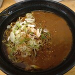 ふじ - カレーそばに七味投下、お汁が多いでしょ