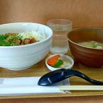 小さな食堂 ヒロ - 自家製チャーシュー丼 (税込)550円 はお汁と漬物も付いています ※角度を変えて (2022.08.02)