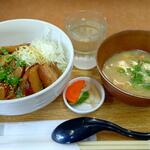 小さな食堂 ヒロ - 自家製チャーシュー丼 (税込)550円 はお汁と漬物も付いています (2022.08.02)