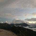 燕山荘 - 気温の上昇で里から雲が湧き上がり、この季節、夕焼けを見る事はなかなか難しい。
            この日は、激しい夕立のおかげで、雲が落ちて視界良好、剱岳が見通せる夕焼けに遭遇
            ラッキー！