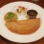 ガネーシュ - アジのポテトマサラ、ベジタブルピクルス、マッシュルームのアチャール、ドーサ