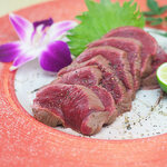 Marbled horse meat grilled with straw